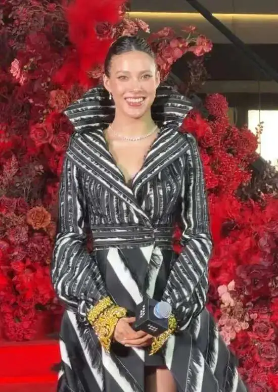 《穿普拉达的女王2》上海首映 谷爱凌盛装亮相红毯