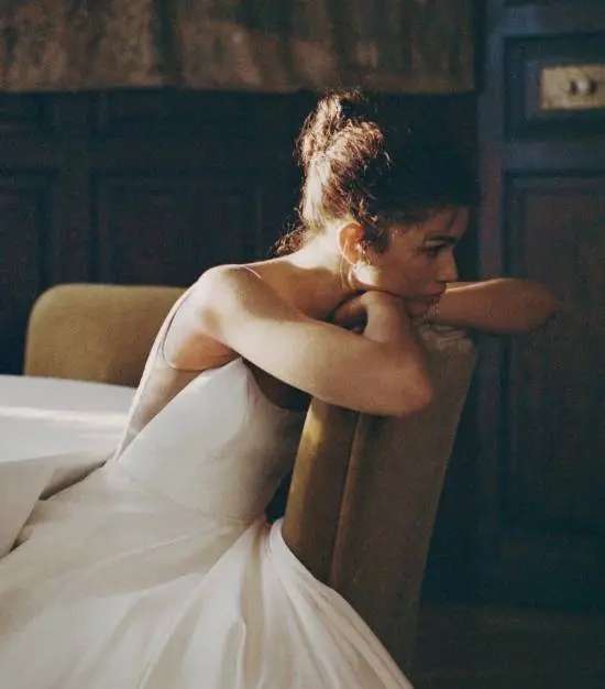 A24新作《爱情抓马》热映！赞达亚与帕丁森拍婚纱照 - 值得一看